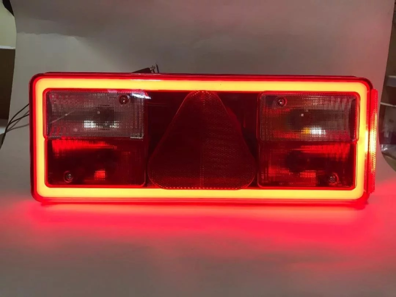 Фонарь задний правый AMR разъем HYBRID ERMAX