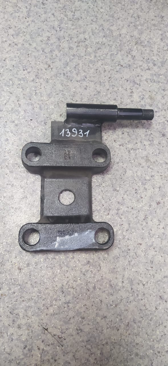 Кронштейн амортизатора правый с пальцем 00179505 Gigant