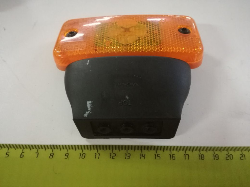 Фонарь габаритный LED (желтый) с угловым креплением .