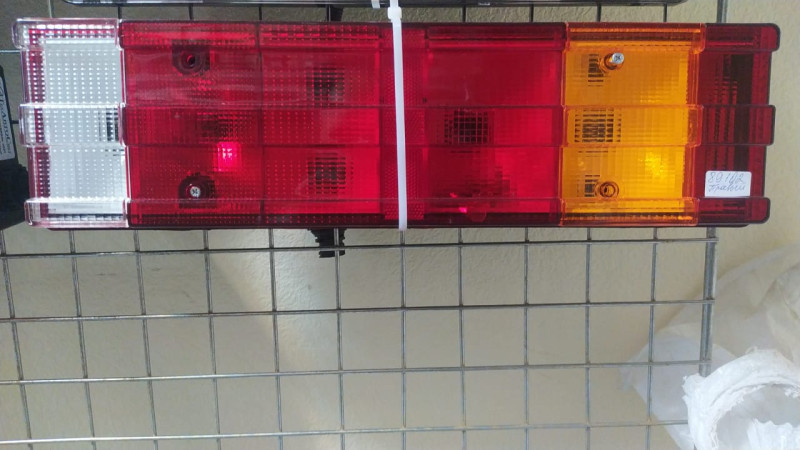 Фонарь задний(U0031.3716-01R) UNIVERSAL (Mercedes) с AMP разъем правый